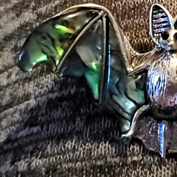 NWT Natural Rainbow Abalone Shell Silver Vampire Bat Necklace Pendant or Brooch - Picture 4 of 7